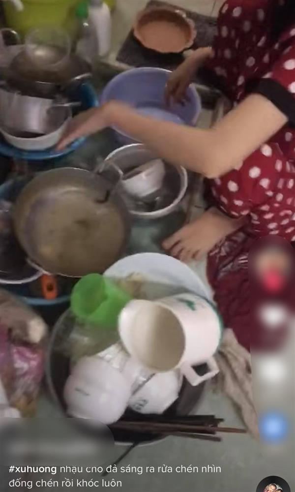 Sáng ngủ dậy, nhìn đống bát chồng ăn nhậu chất&nbsp;từ đêm mà vợ bật khóc, đáng lên án nhất là câu nói của anh ta-4