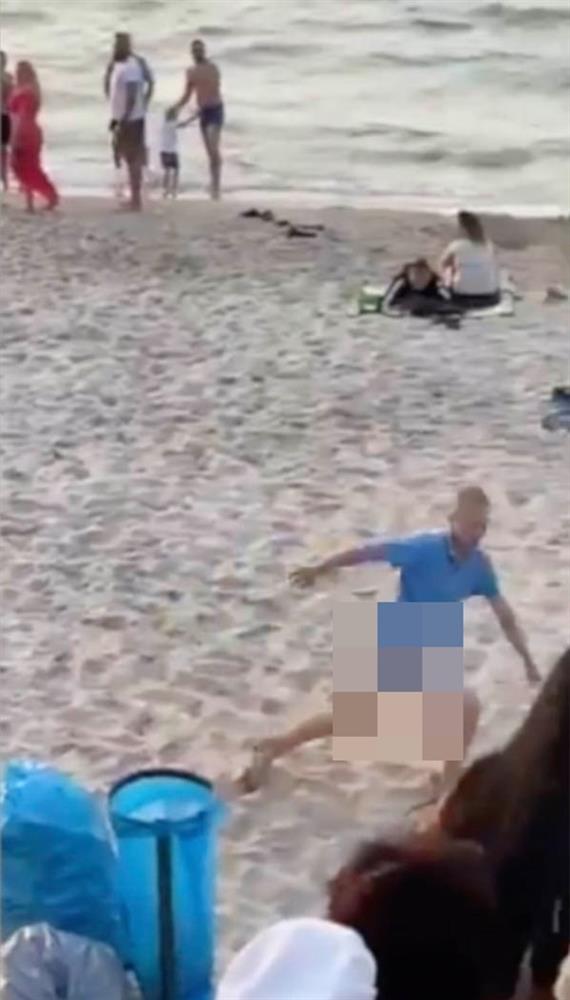 Cặp đôi thản nhiên mây mưa giữa bãi biển ngay trước mặt trẻ em, vài phút sau nhận cái kết sợ đến già-2