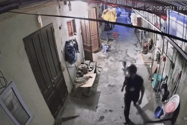 Ba đi chống dịch 2 tuần mới tạt về nhìn mặt con, cảnh bé gái nhớ ba chạy theo khóc òa khi không được bế vì 