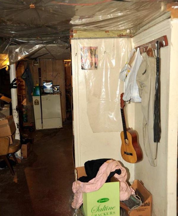 Bí ẩn về ngôi nhà ác quỷ” không được hiển thị trên Google Maps - nơi chôn giấu vụ bắt cóc thương tâm từng ám ảnh nước Mỹ một thời-4