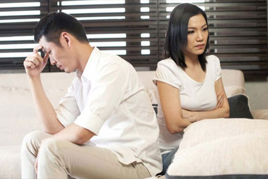 Chế nhạo vợ cũ tái hôn mà không tổ chức cưới hỏi, nhưng khi tận mắt chứng kiến cảnh tượng bất ngờ, chồng đành ngậm ngùi quay gót