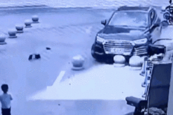 Phản xạ cực nhanh, người phụ nữ cứu em bé trước đầu ô tô điên