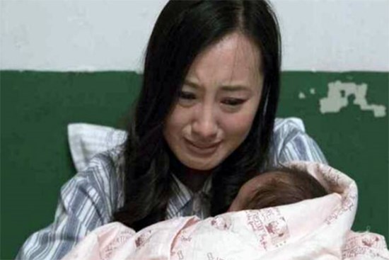 Hộp sữa mới mua chưa đầy 1 tuần đã hết, sợ bà nội quên cách pha tôi lén lắp camera để rồi á khẩu khi biết nguyên nhân