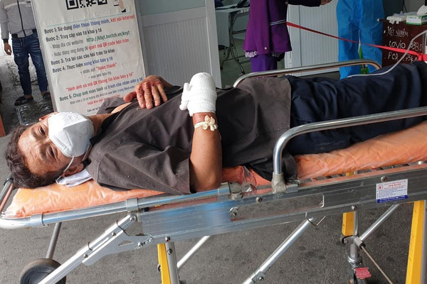 Vụ tài xế xe chở F0 chém đứt lìa tay người đàn ông Bình Dương: Bị chém vì dùng gạch đá ném lên xe?-5