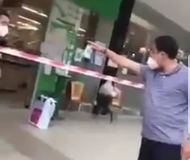 Người đàn ông tự xưng ban chỉ đạo quận 7 gây náo loạn siêu thị khi không mua được thực phẩm-2