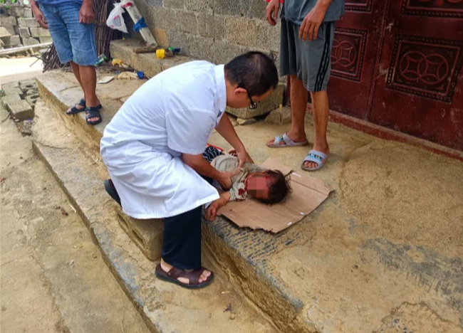 Nghe tiếng động mạnh, hàng xóm kinh hoàng phát hiện bé 2 tuổi sặc máu nằm bất động, ông nội khóc ngất tại chỗ vì sai lầm tai hại-2