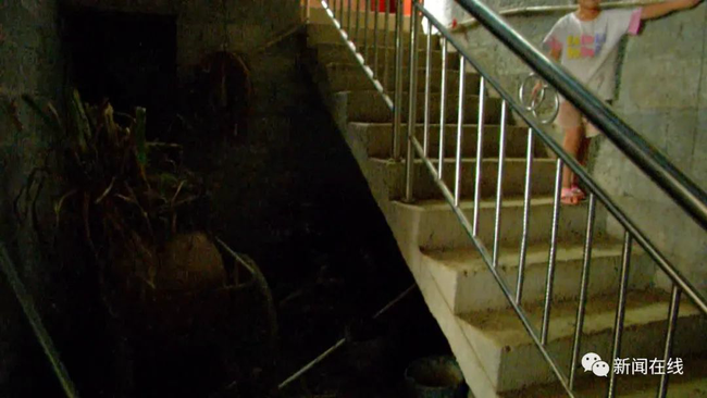 Nghe tiếng động mạnh, hàng xóm kinh hoàng phát hiện bé 2 tuổi sặc máu nằm bất động, ông nội khóc ngất tại chỗ vì sai lầm tai hại-4