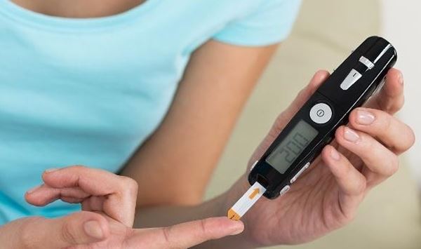 Phụ nữ bỗng dưng thấy 4 tín hiệu kỳ lạ này trên cơ thể có nghĩa là lượng đường trong máu đang cao quá mức, cần nhanh chóng đi khám-1