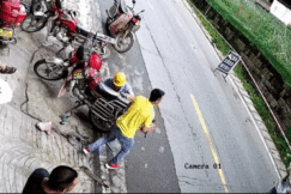 Phát hiện điều bất thường, cô gái thoát chết trong gang tấc