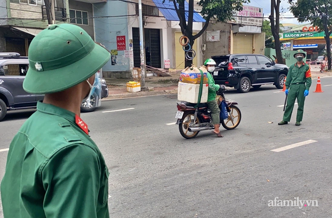 Từ 30/8 TP.HCM cho phép shipper hoạt động lại ở tất cả quận huyện, vùng đỏ phải xét nghiệm COVID-19 mỗi ngày 1 lần-1