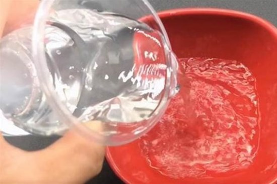 Trước khi đi ngủ đặt bát nước này cạnh giường, không cần mắc màn, cả đêm không thấy muỗi đâu, an toàn và không độc hại