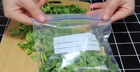 Cho rau mùi vào túi và bảo quản trong vòng 1 năm, ăn vẫn giống như rau mới mua-6