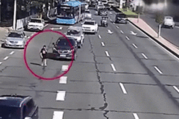 Sang đường không quan sát, cô gái khiến 3 ô tô đâm liên hoàn