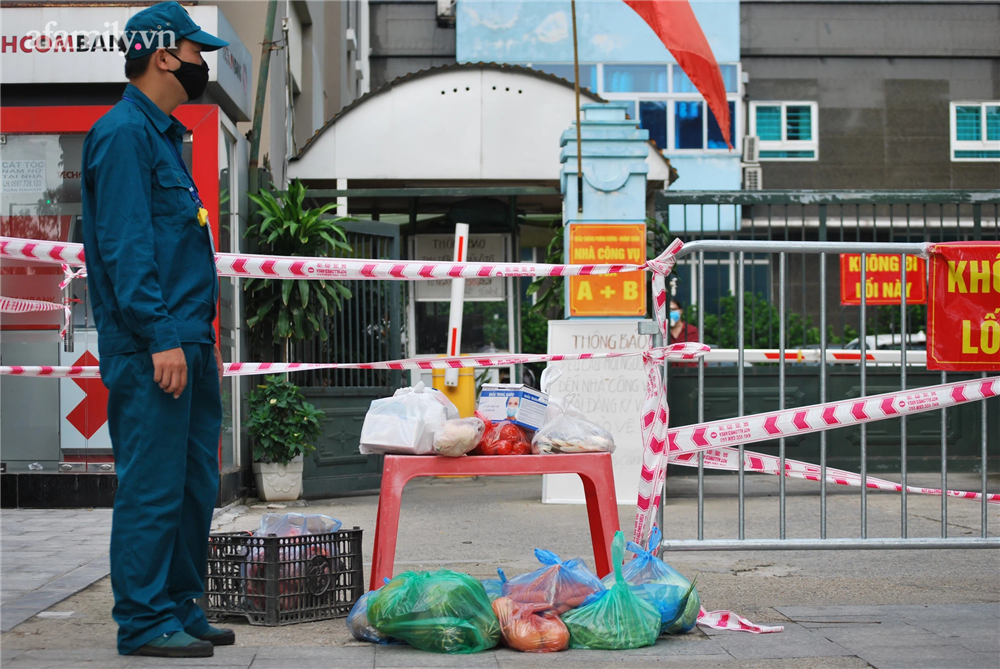 Hà Nội: Phong tỏa tạm thời cửa hàng tiện lợi và chung cư trên phố Lê Trọng Tấn liên quan ca dương tính SARS-CoV-2-4
