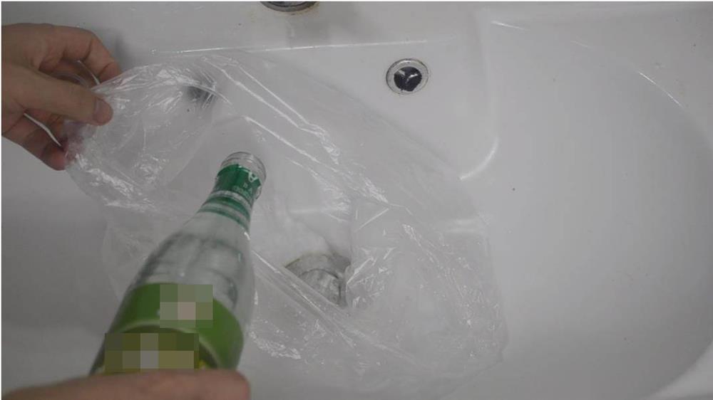 Dùng một nắm muối cho phòng tắm quả là điều tuyệt vời, bạn có thể tiết kiệm tiền triệu đồng mỗi năm, hãy thử ngay!-4