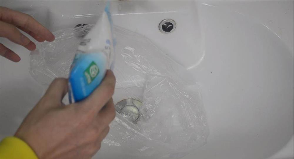 Dùng một nắm muối cho phòng tắm quả là điều tuyệt vời, bạn có thể tiết kiệm tiền triệu đồng mỗi năm, hãy thử ngay!-5