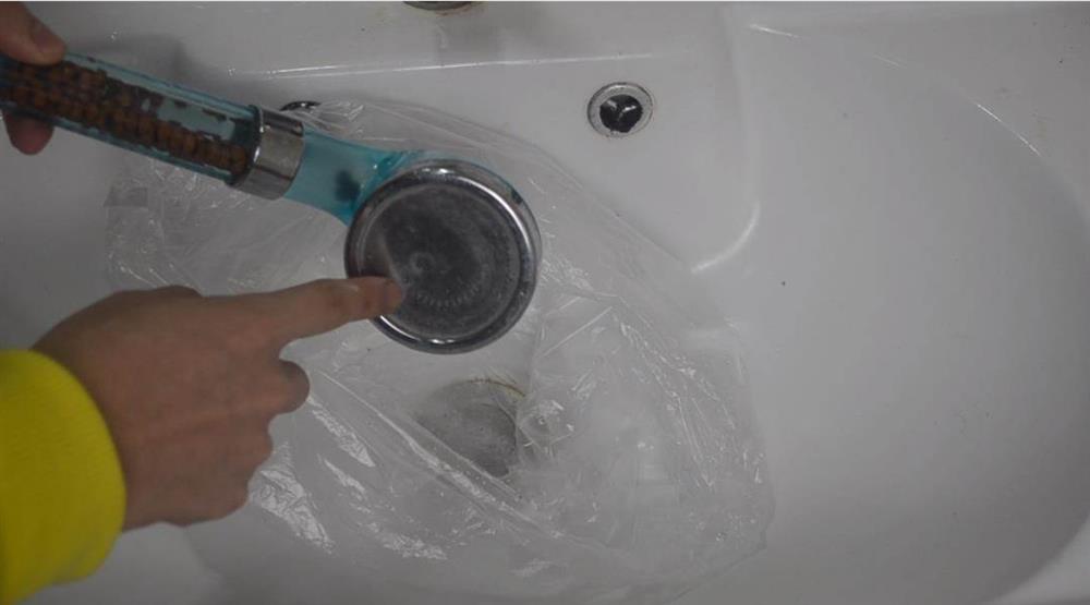 Dùng một nắm muối cho phòng tắm quả là điều tuyệt vời, bạn có thể tiết kiệm tiền triệu đồng mỗi năm, hãy thử ngay!-6