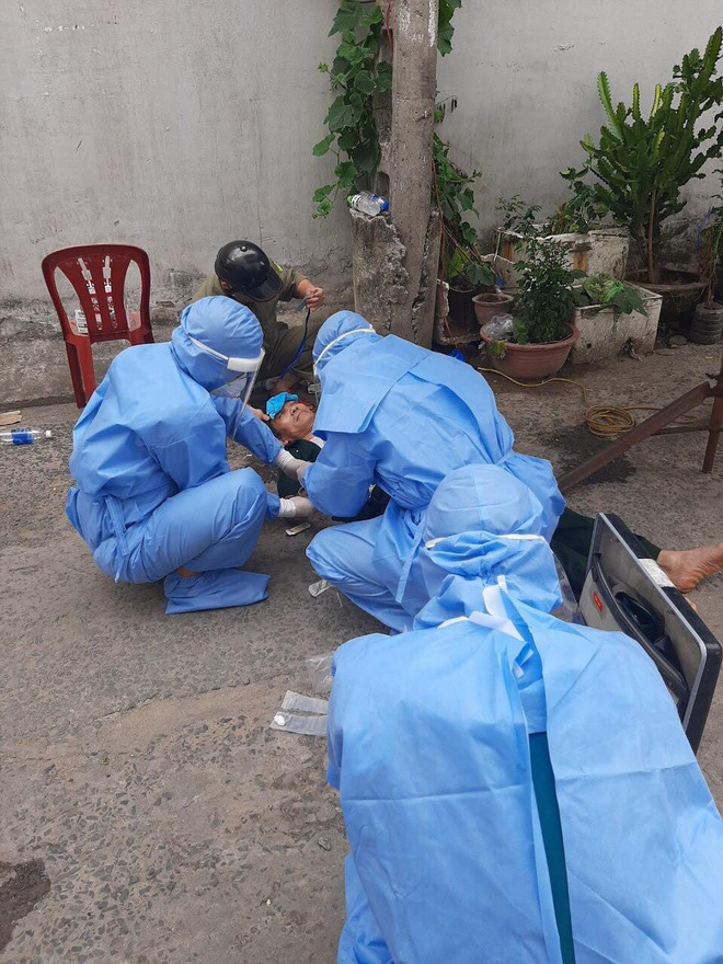 Xót xa hình ảnh cán bộ trực chốt kiểm dịch ngất xỉu vì làm việc quá sức, phải sơ cứu ngay tại vỉa hè-2