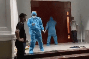 Toàn cảnh F1 tại Nghệ An cố thủ trong nhà, dùng ván cửa tấn công, giật khẩu trang lực lượng chức năng-1