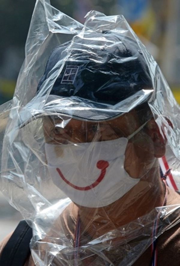 Trùm nilon kín đầu, kín người như đồ bảo hộ liệu có ngăn virus gây bệnh Covid-19 hiệu quả hơn?-3