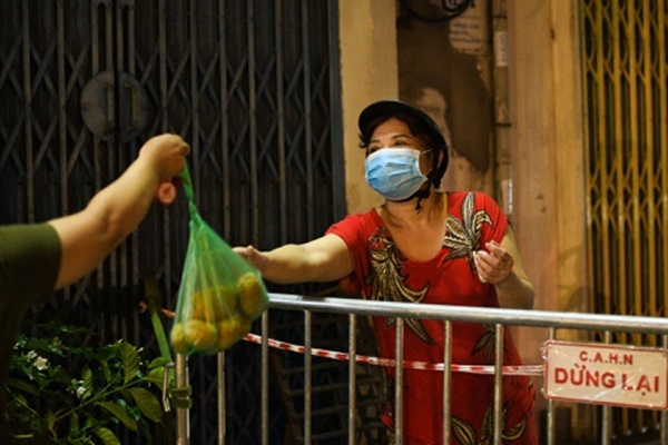 Liên tục đưa F1 từ ổ dịch lớn nhất Hà Nội đi cách ly tập trung-1