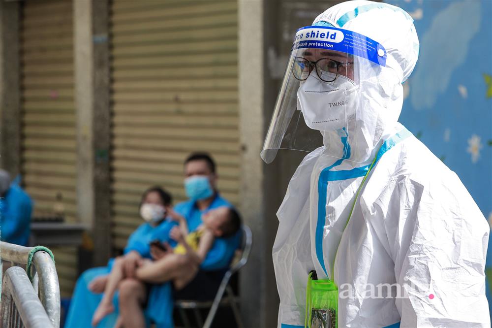 Hà Nội: Điều động 3 xe cứu thương đưa nhiều F0 tại ổ dịch phường Thanh Xuân Trung đi cách ly, điều trị-6