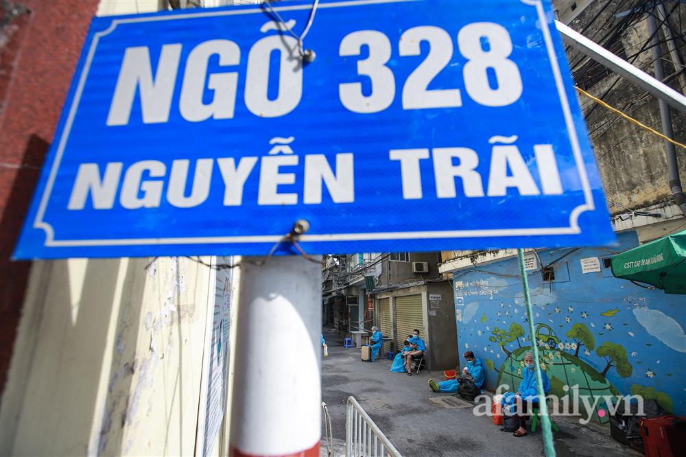 Hà Nội: Điều động 3 xe cứu thương đưa nhiều F0 tại ổ dịch phường Thanh Xuân Trung đi cách ly, điều trị-4