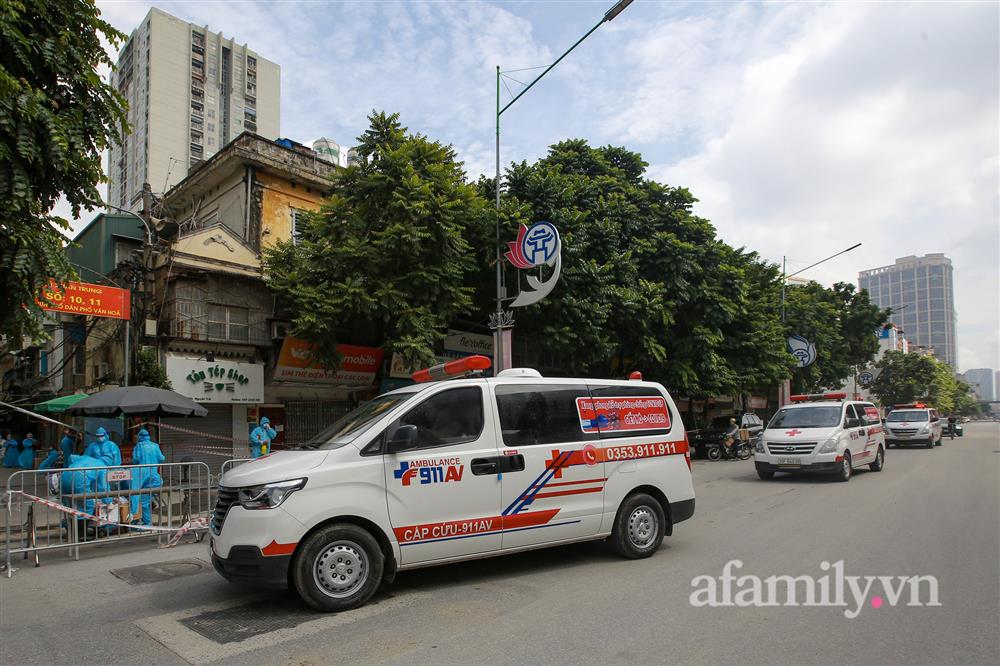 Hà Nội: Điều động 3 xe cứu thương đưa nhiều F0 tại ổ dịch phường Thanh Xuân Trung đi cách ly, điều trị-10