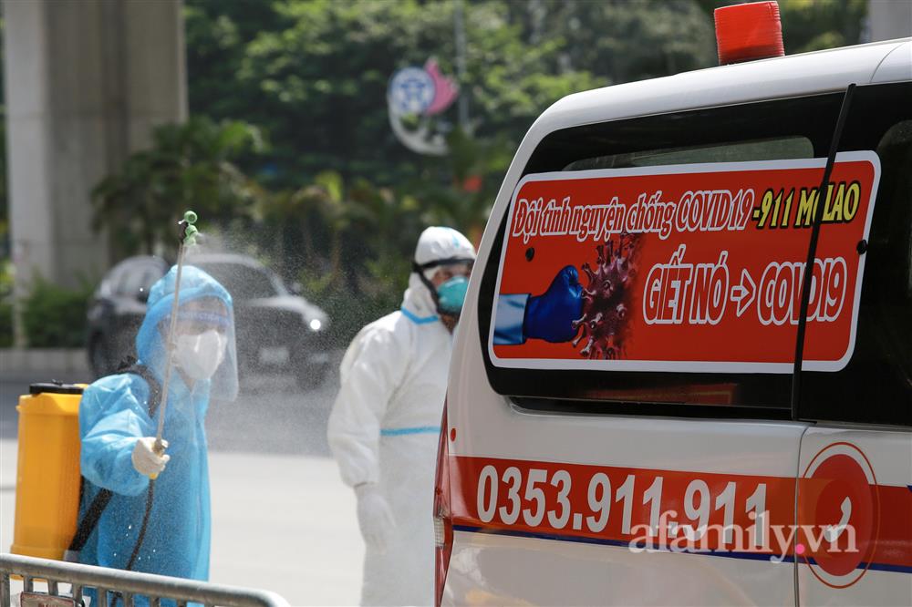 Hà Nội: Điều động 3 xe cứu thương đưa nhiều F0 tại ổ dịch phường Thanh Xuân Trung đi cách ly, điều trị-11