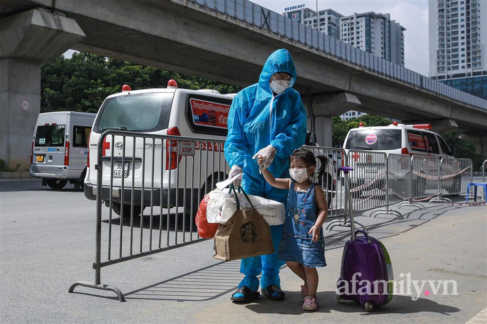 Hà Nội: Điều động 3 xe cứu thương đưa nhiều F0 tại ổ dịch phường Thanh Xuân Trung đi cách ly, điều trị-12