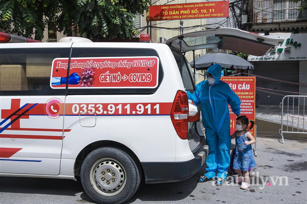 Hà Nội: Điều động 3 xe cứu thương đưa nhiều F0 tại ổ dịch phường Thanh Xuân Trung đi cách ly, điều trị-13