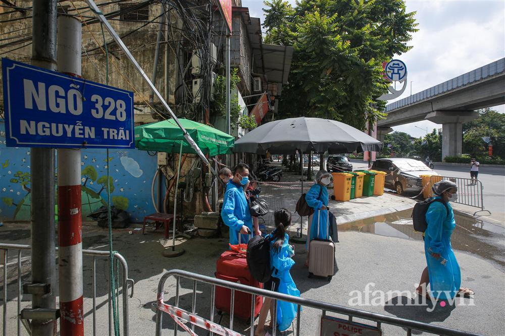 Hà Nội: Điều động 3 xe cứu thương đưa nhiều F0 tại ổ dịch phường Thanh Xuân Trung đi cách ly, điều trị-14