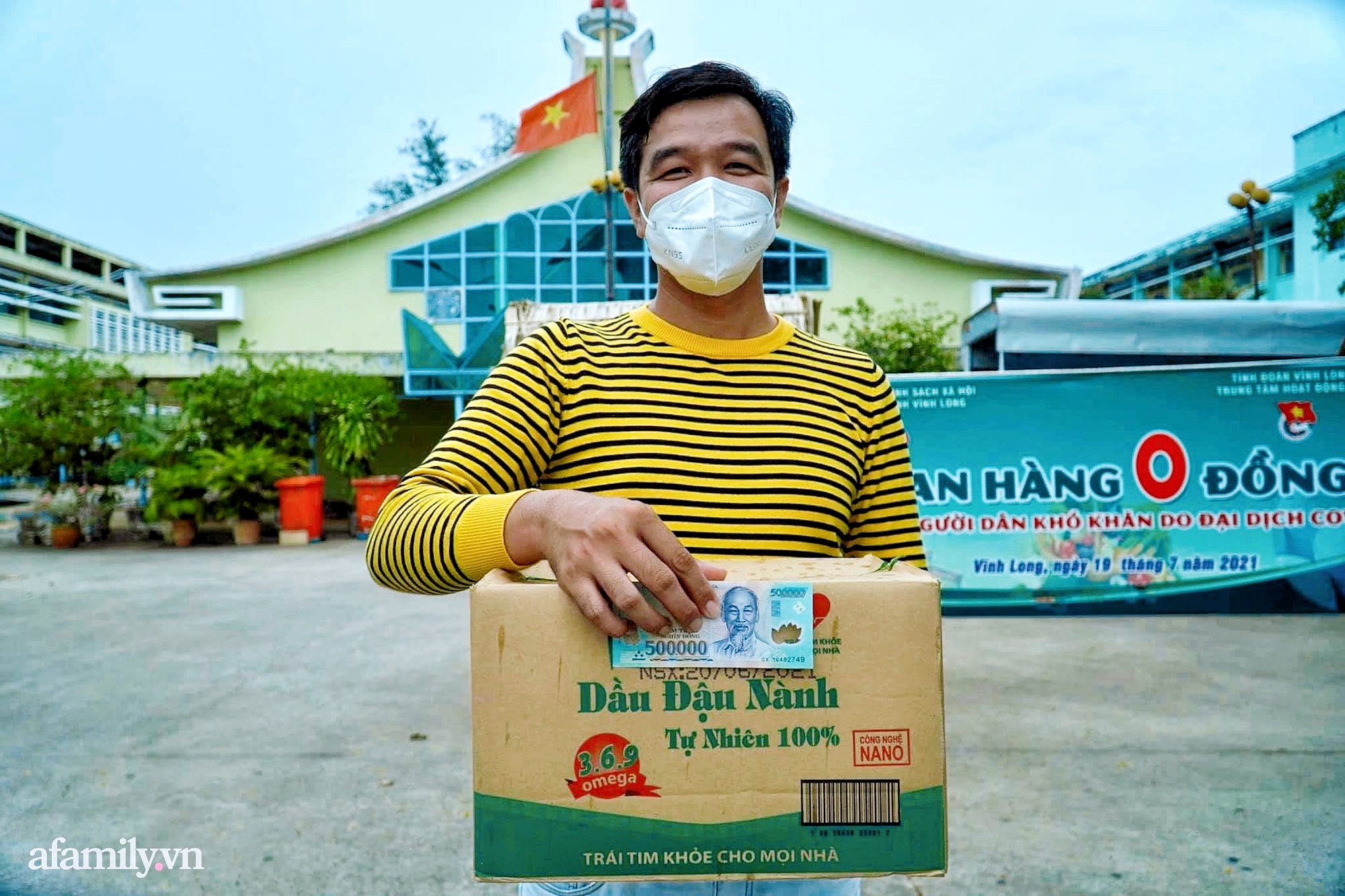 Nhựt Minh - Anh chàng nổi tiếng vì tặng người nghèo những ổ bánh mì đắt nhất Việt Nam, khiến ai mở ra cũng chảy nước mắt vì hạnh phúc trong mùa Covid-4