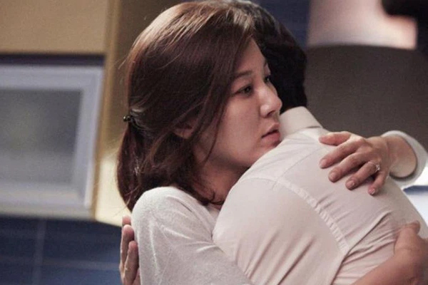 Sau khi kết hôn, tôi lặng lẽ gửi bưu điện 3 triệu mỗi tháng cho mẹ, một năm sau, mẹ vừa khóc vừa gọi điện bảo tôi đừng gửi nữa-1