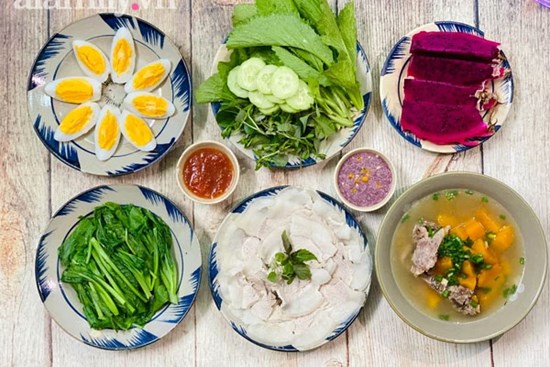 Chỉ dùng nồi cơm điện, mẹ đảm Nha Trang nấu thực đơn cơm tối 5 món cực nhanh mà ngon