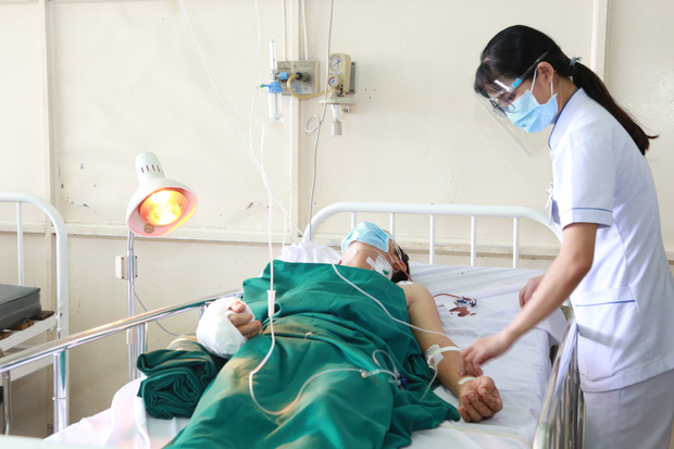 Sức khỏe hiện tại của người đàn ông bị nam tài xế chém đứt lìa tay khi đang chở F0 đi điều trị-1
