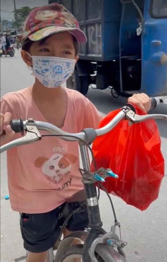 Bé gái 6 tuổi đạp xe đuổi theo ô tô để xin sữa, câu chuyện phía sau khiến nhiều người xúc động-1