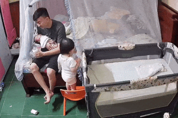 Cận cảnh đứa trẻ đu lan can tầng 22 rồi trượt tay rơi xuống gây ám ảnh, bao nhiêu cái chết xót xa vẫn chưa làm phụ huynh tỉnh ngộ-4