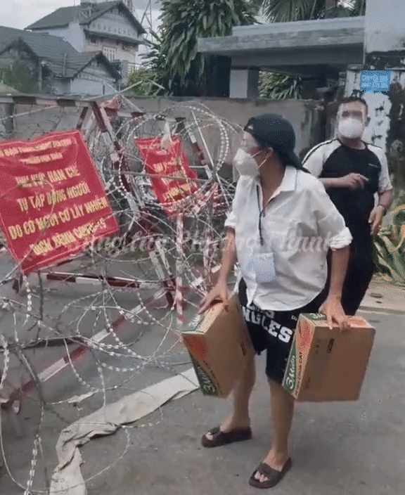 Quần lửng dép lê đi phát đồ ăn cứu trợ, ít ai có thể nhận ra người ca sĩ nổi tiếng này-1