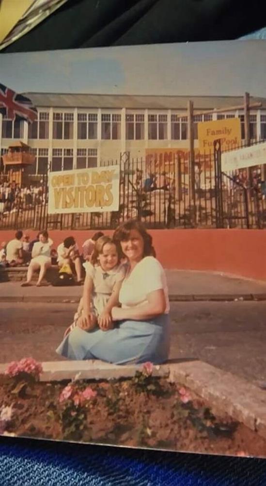 Câu chuyện đẫm nước mắt của cô gái bị lạm dụng tình dục từ nhỏ, mẹ hành nghề mại dâm: Máu và tóc vương vãi khắp nơi trong nhà-1