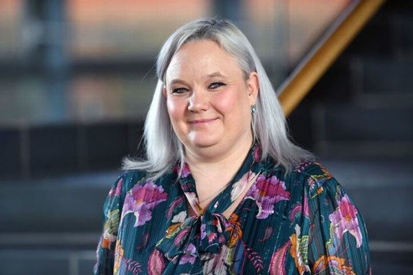 Câu chuyện đẫm nước mắt của cô gái bị lạm dụng tình dục từ nhỏ, mẹ hành nghề mại dâm: Máu và tóc vương vãi khắp nơi trong nhà-2