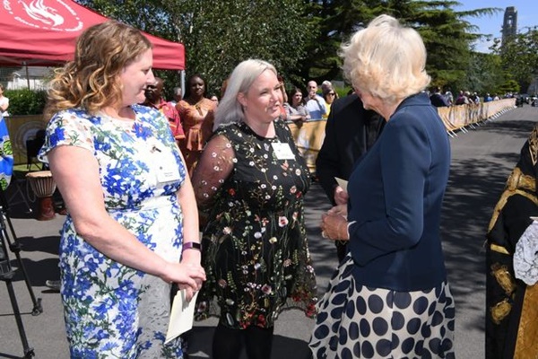 Câu chuyện đẫm nước mắt của cô gái bị lạm dụng tình dục từ nhỏ, mẹ hành nghề mại dâm: Máu và tóc vương vãi khắp nơi trong nhà-3