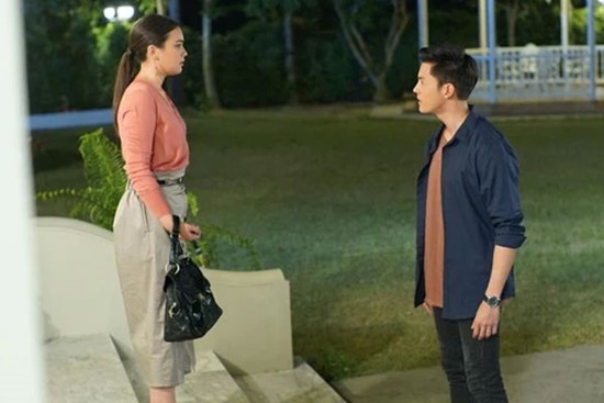 Vừa sang tới cổng đã thấy con gái bị chồng mắng 