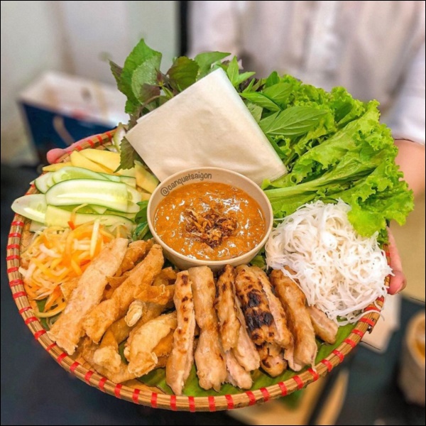 Không cần ra hàng vẫn được thưởng thức món nem nướng ngon đúng điệu, thơm ngon nức mũi-4