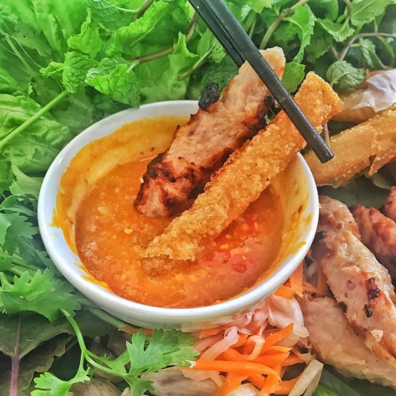 Không cần ra hàng vẫn được&nbsp;thưởng thức món nem nướng ngon đúng điệu, thơm ngon nức mũi-6