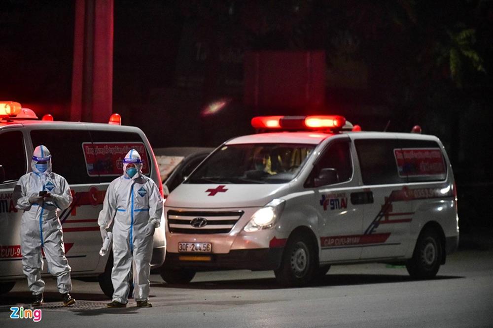 F0, F1 ở Thanh Xuân Trung ôm hành lý rời nhà đi cách ly lúc nửa đêm-1