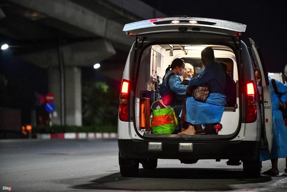 F0, F1 ở Thanh Xuân Trung ôm hành lý rời nhà đi cách ly lúc nửa đêm-10