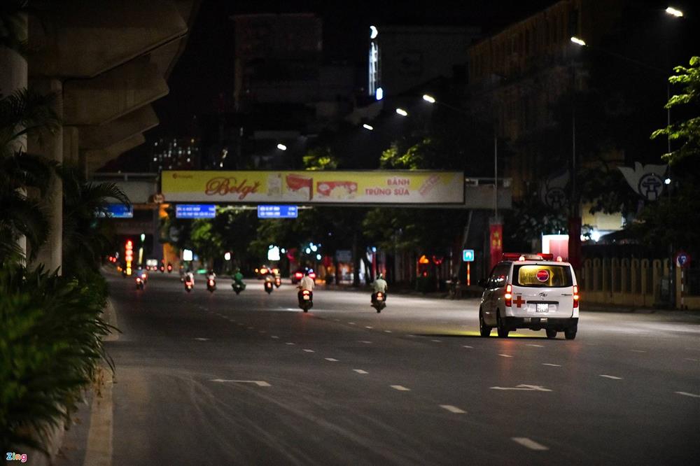 F0, F1 ở Thanh Xuân Trung ôm hành lý rời nhà đi cách ly lúc nửa đêm-3