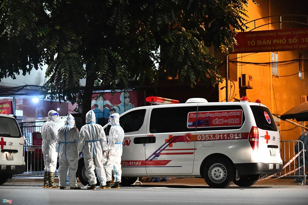 F0, F1 ở Thanh Xuân Trung ôm hành lý rời nhà đi cách ly lúc nửa đêm-4