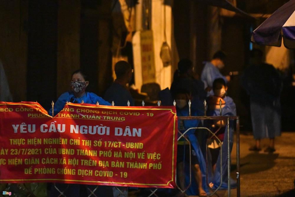 F0, F1 ở Thanh Xuân Trung ôm hành lý rời nhà đi cách ly lúc nửa đêm-8